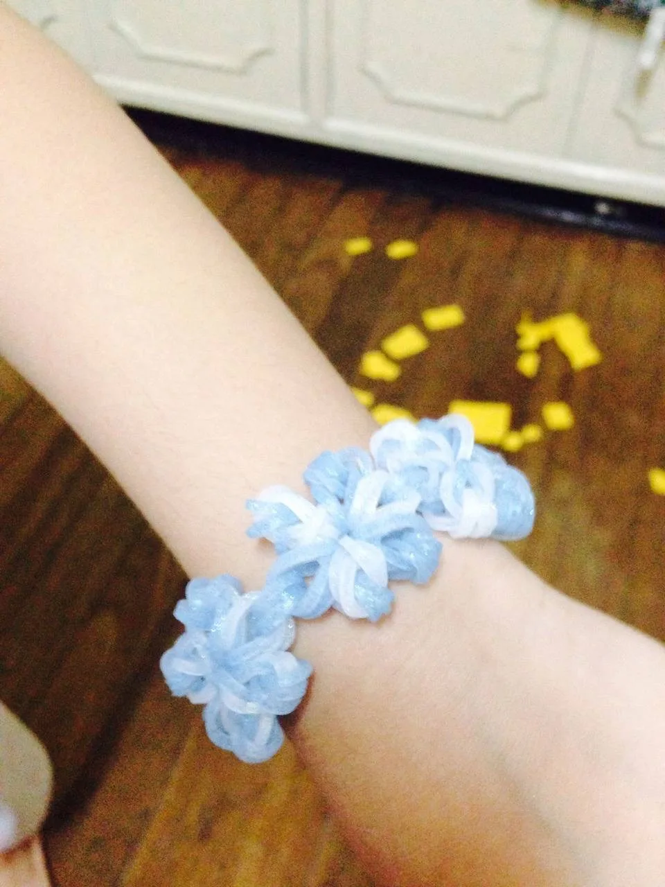 Браслеты из резиночек 🌼

Что нужно:
• цветные резиночки
• станок (или просто пальцы/вилка)
• крючок