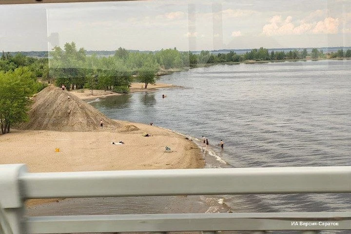 🏗 Кран и горы песка появились на пляже под мостом

Сейчас пройти на пляж можно только по двум дерев