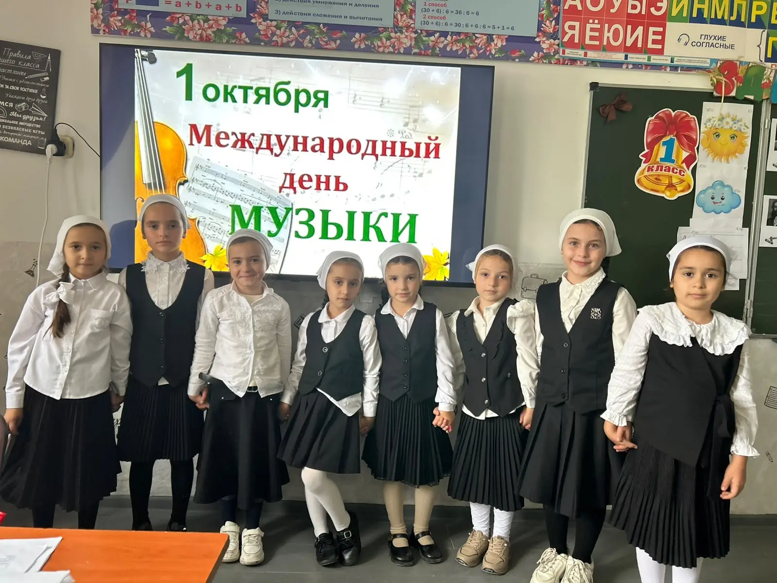 Сегодня в нашей школе звучат самые красивые мелодии, а коридоры наполнены творческой ат...