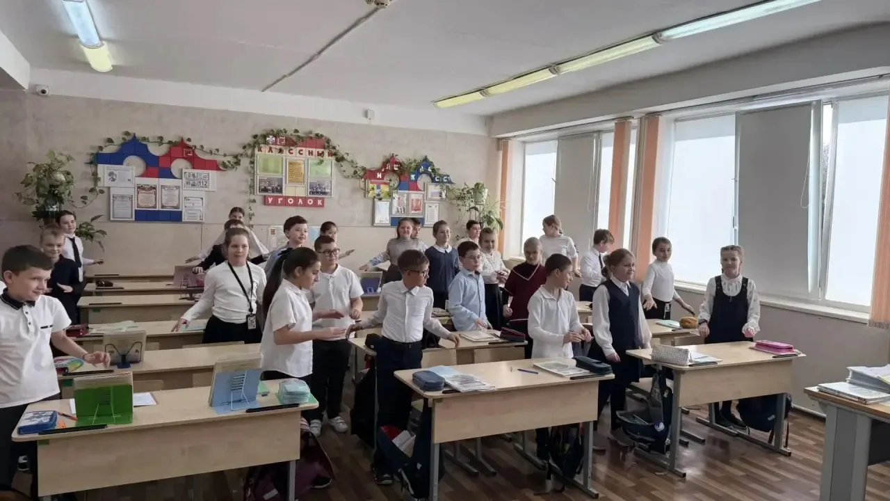 В 4Е классе прошла необычная «Зарядка с рифмой» в честь Всемирного дня поэзии  21 марта, во Всемирны