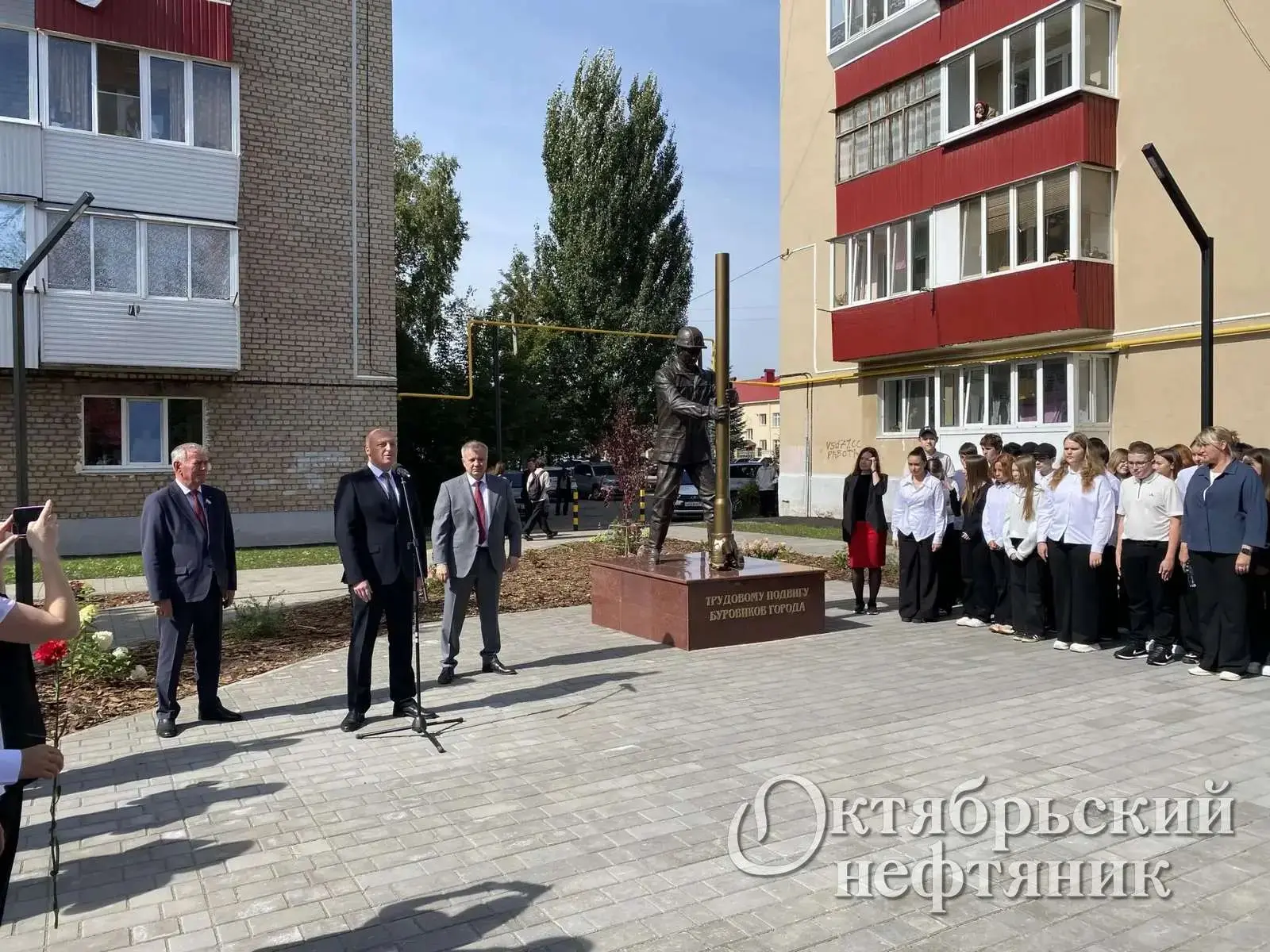 В Октябрьском открыли памятник трудовому подвигу буровиков