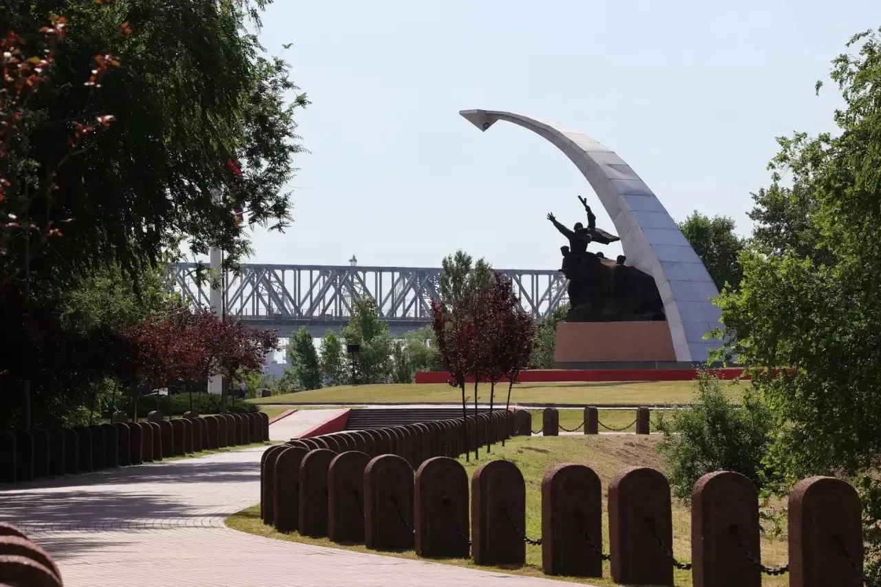 Сегодня, в День памяти и скорби, приняла участие в торжественной церемонии возложения цветов к мемор
