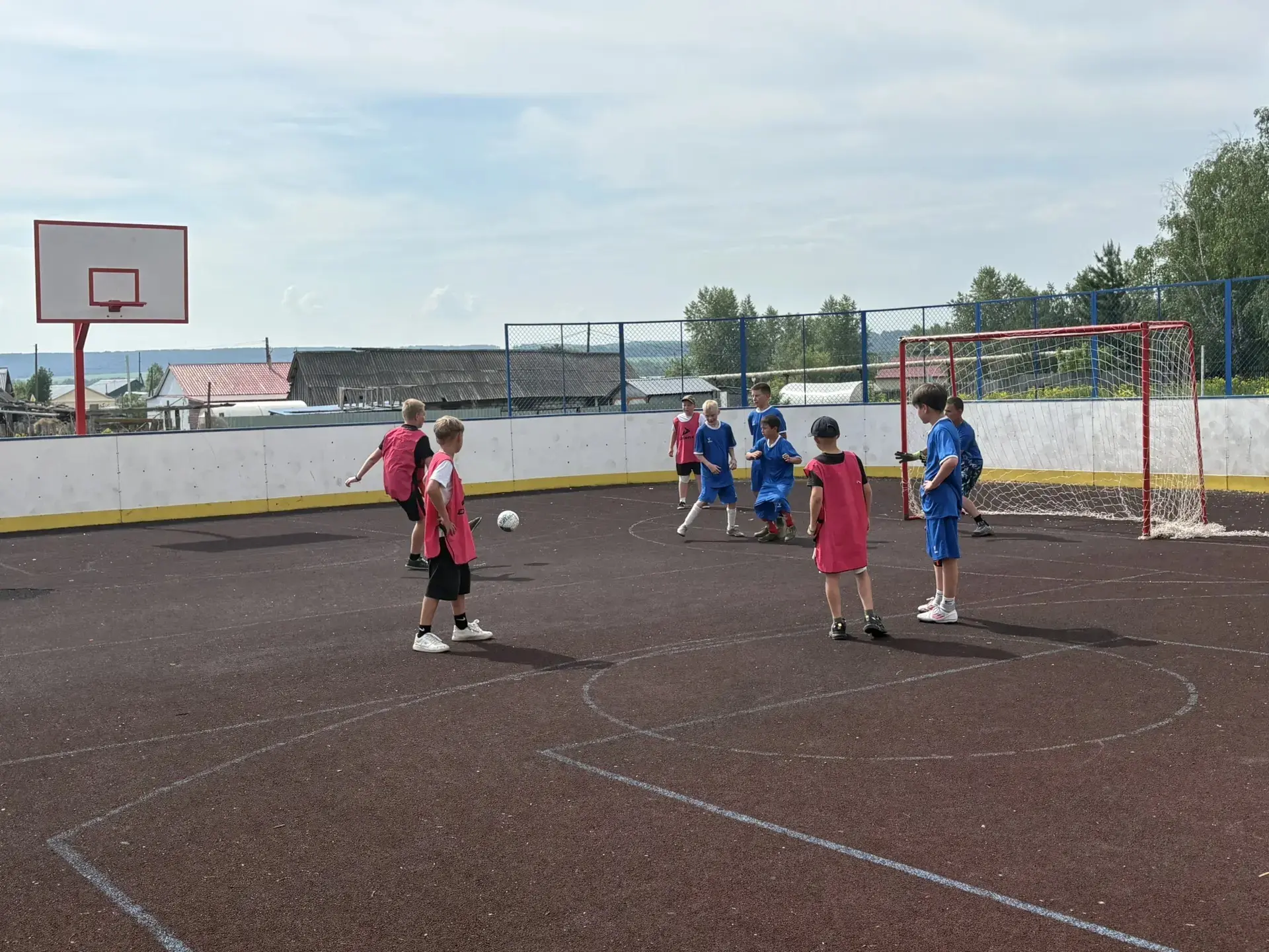 ⚽⚽⚽⚽⚽⚽⚽⚽⚽

1️⃣1️⃣ июня наша команда футболистов принимала гостей. На территории школьного стадиона с