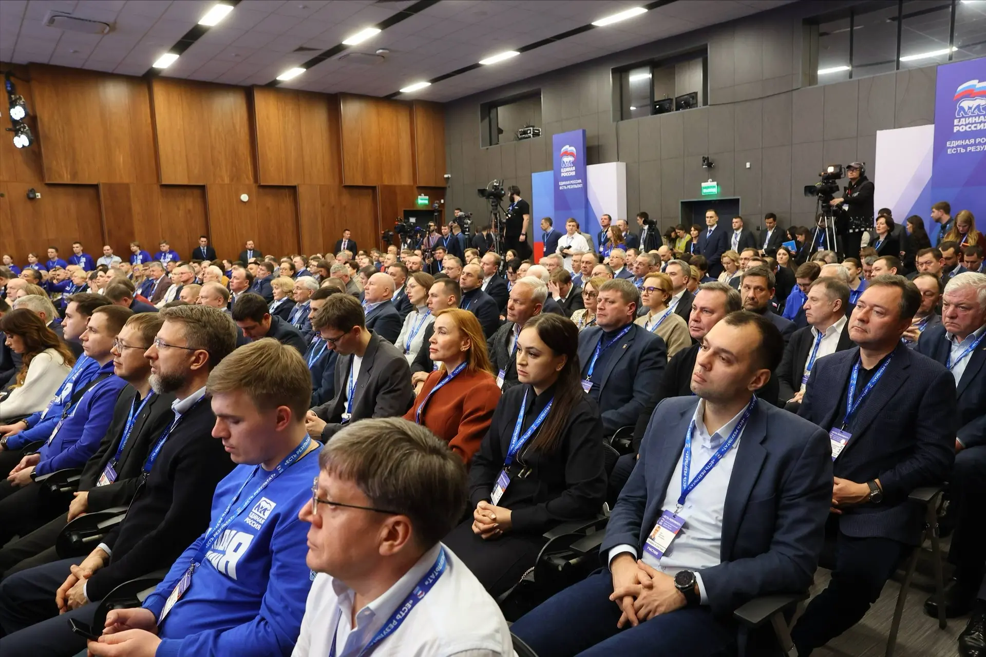 Вместе с делегацией Югры принял участие в пленарном заседании первого окружного отчетно‑программного