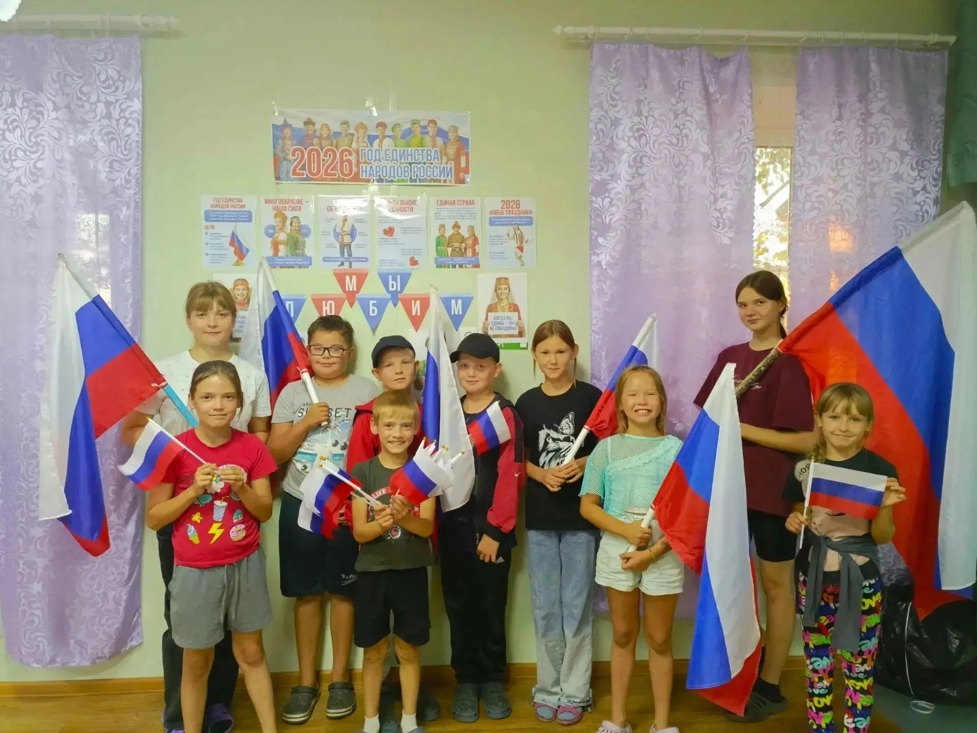 ✨ «Триколор родной страны»: как в Белоозерном клубе зажгли на День флага!