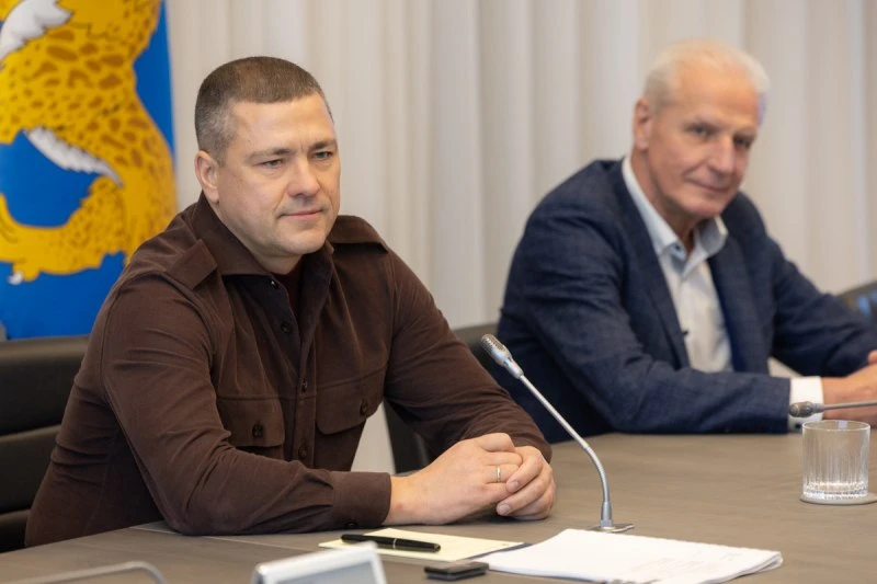Губернатор Михаил Ведерников провёл первую встречу с руководителями фракций нового созы...