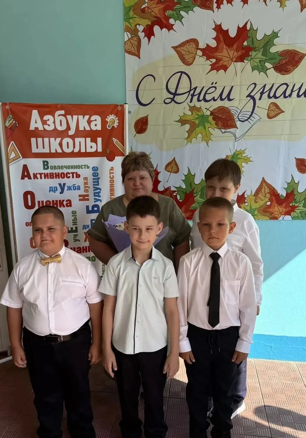 Первый праздник сентября Празднуем мы все не зря! Это знаний день настал, Школьников он...