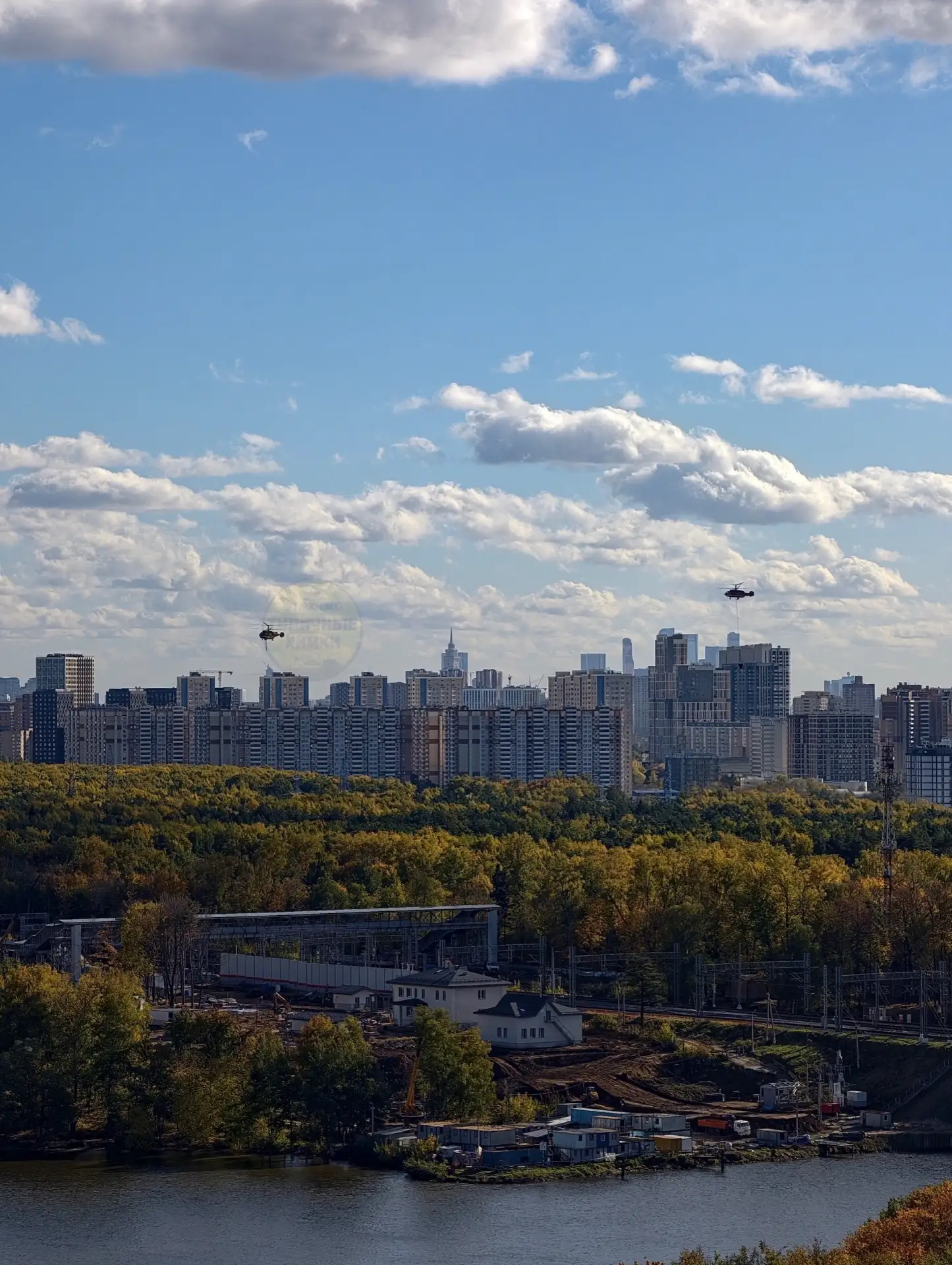 В районе Левого берега снова заметили множество пожарных вертолетов.