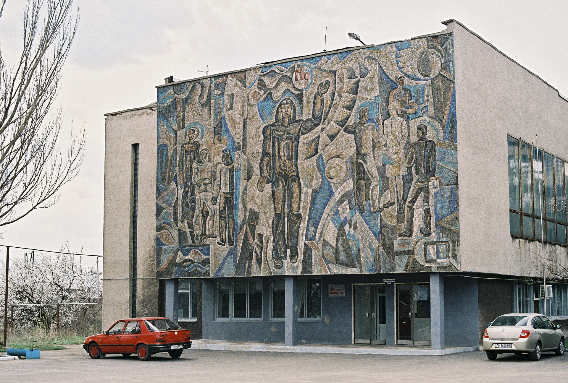Вновь предлагаю погрузиться в мир Горловки, оставленной нам на снимках фотографа, котор...