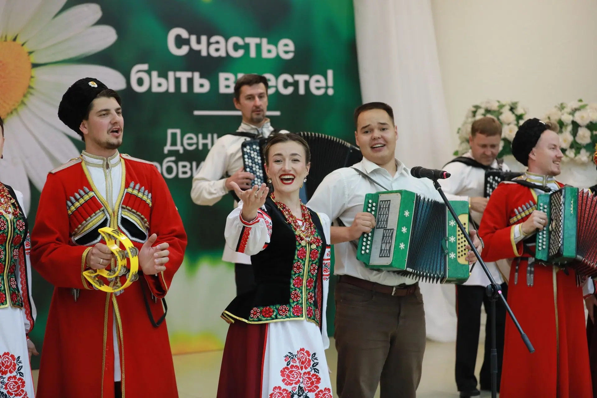 Родительская доблесть: семья Дуленко удостоена краевой награды