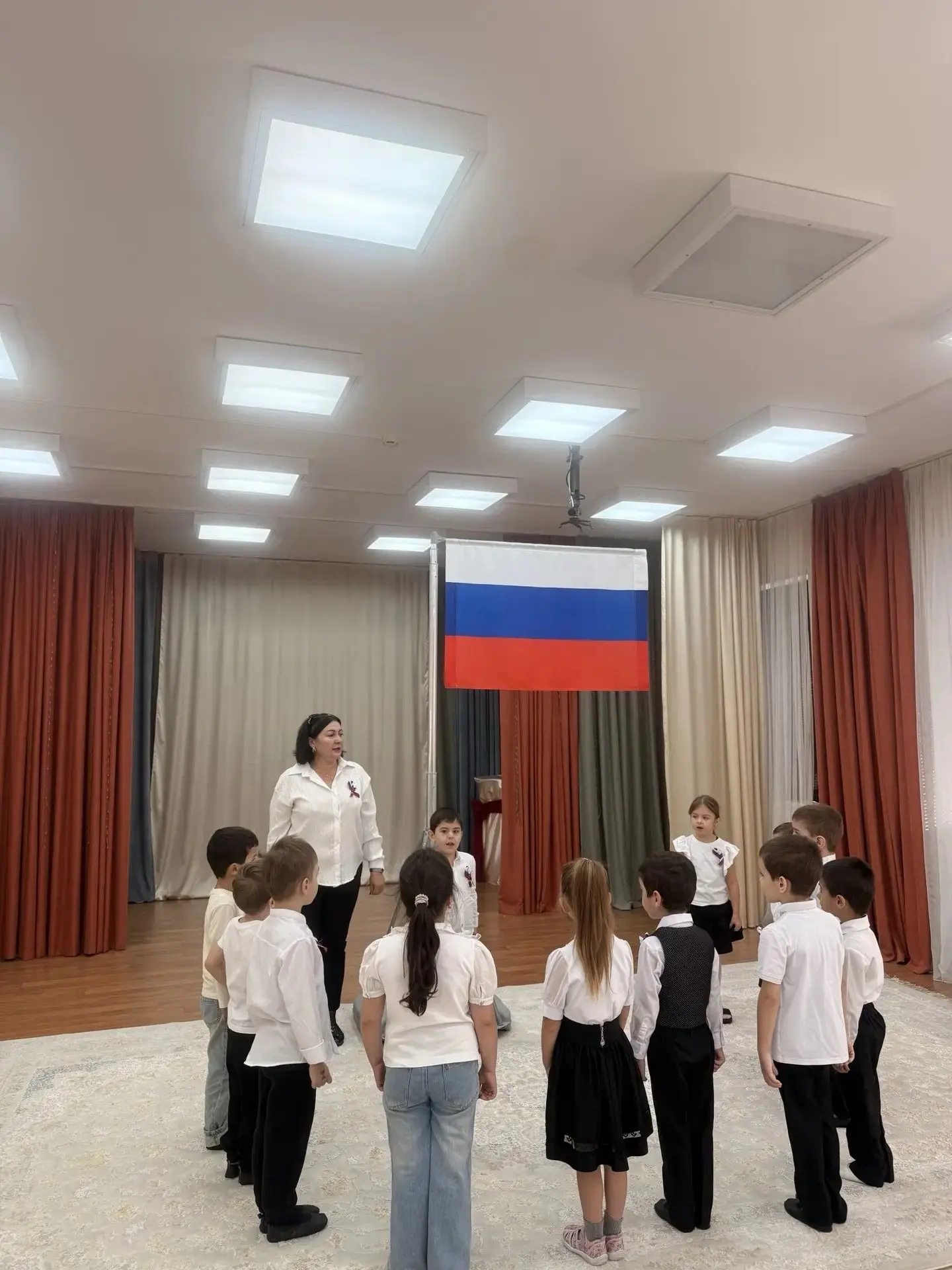 В нашем детском саду есть добрая традиция — еженедельное поднятие Государственного флаг...