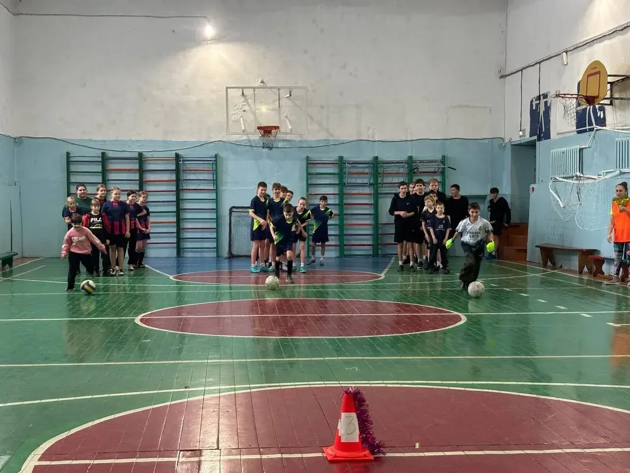 ЗАБЕГИ, ГОЛЫ И НОВОГОДНИЙ ДРАЙВ! 🎄⚽️  В нашей школе грянули Рождественские спортивные баталии! Это б