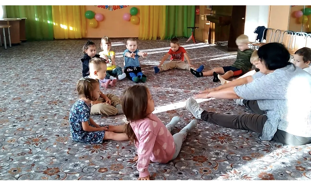 Наши малыши заряжаются бодростью на целый день! 💪 Даже трехлетки с удовольствием тянут...