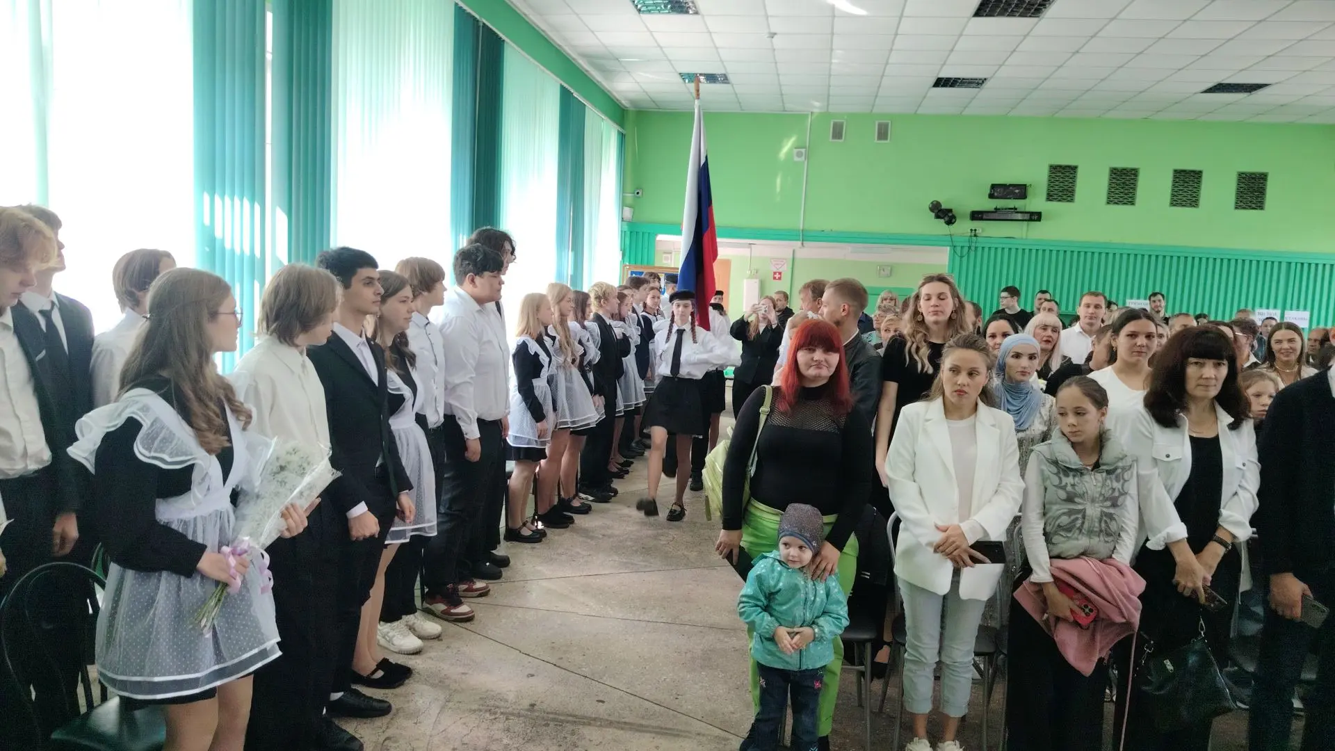 С Днём знаний! Торжественная линейка, посвящённая Году единства народов России.