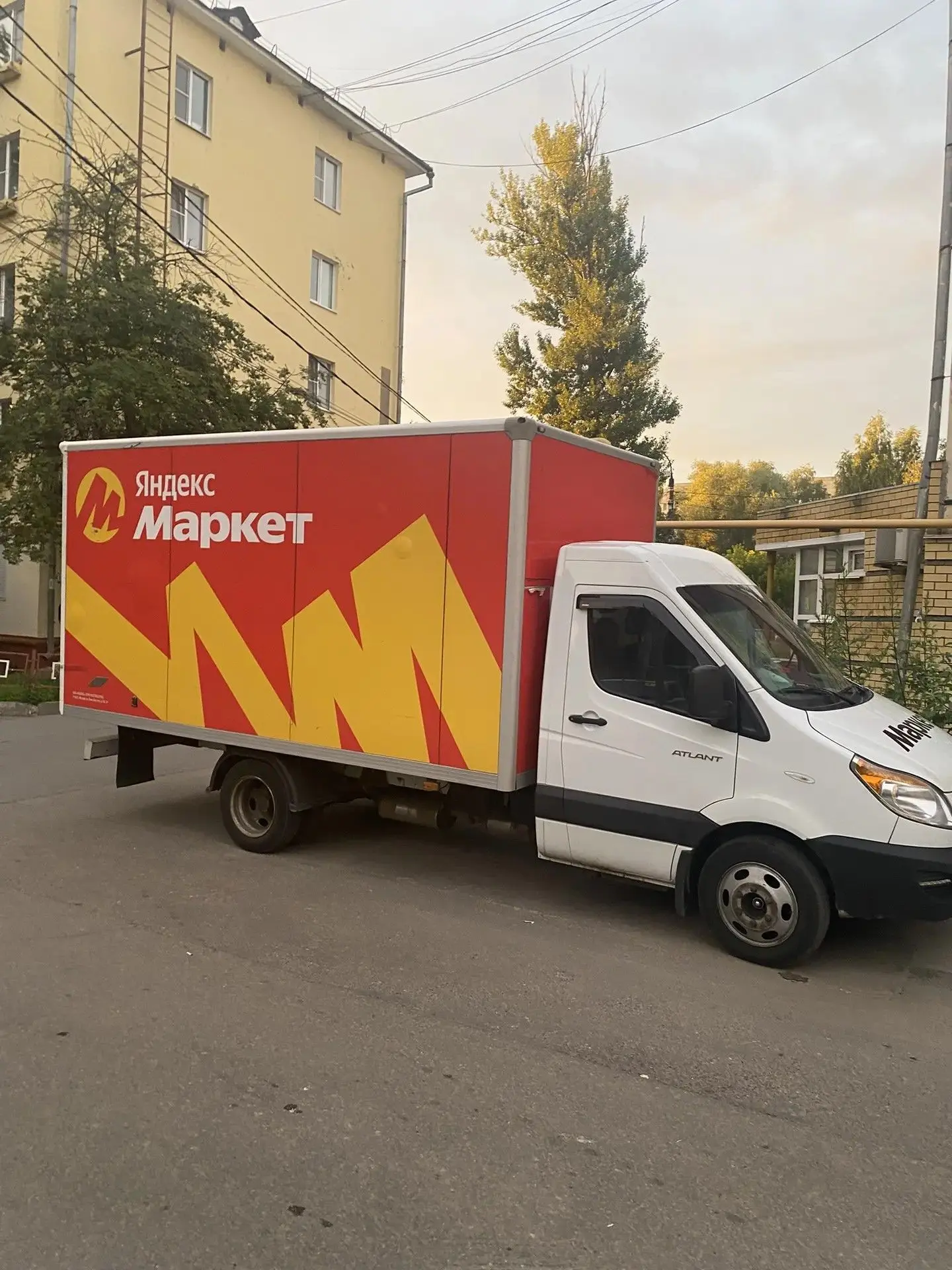 Добрый день, паркуют грузовые машины в нашем дворе по 40 лет октября! Просим администра...