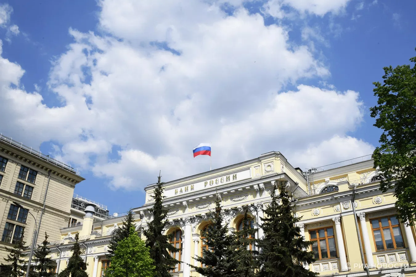 Максимальную сумму перевода между юрлицами через СБП планируется повысить, сообщили в ЦБ.