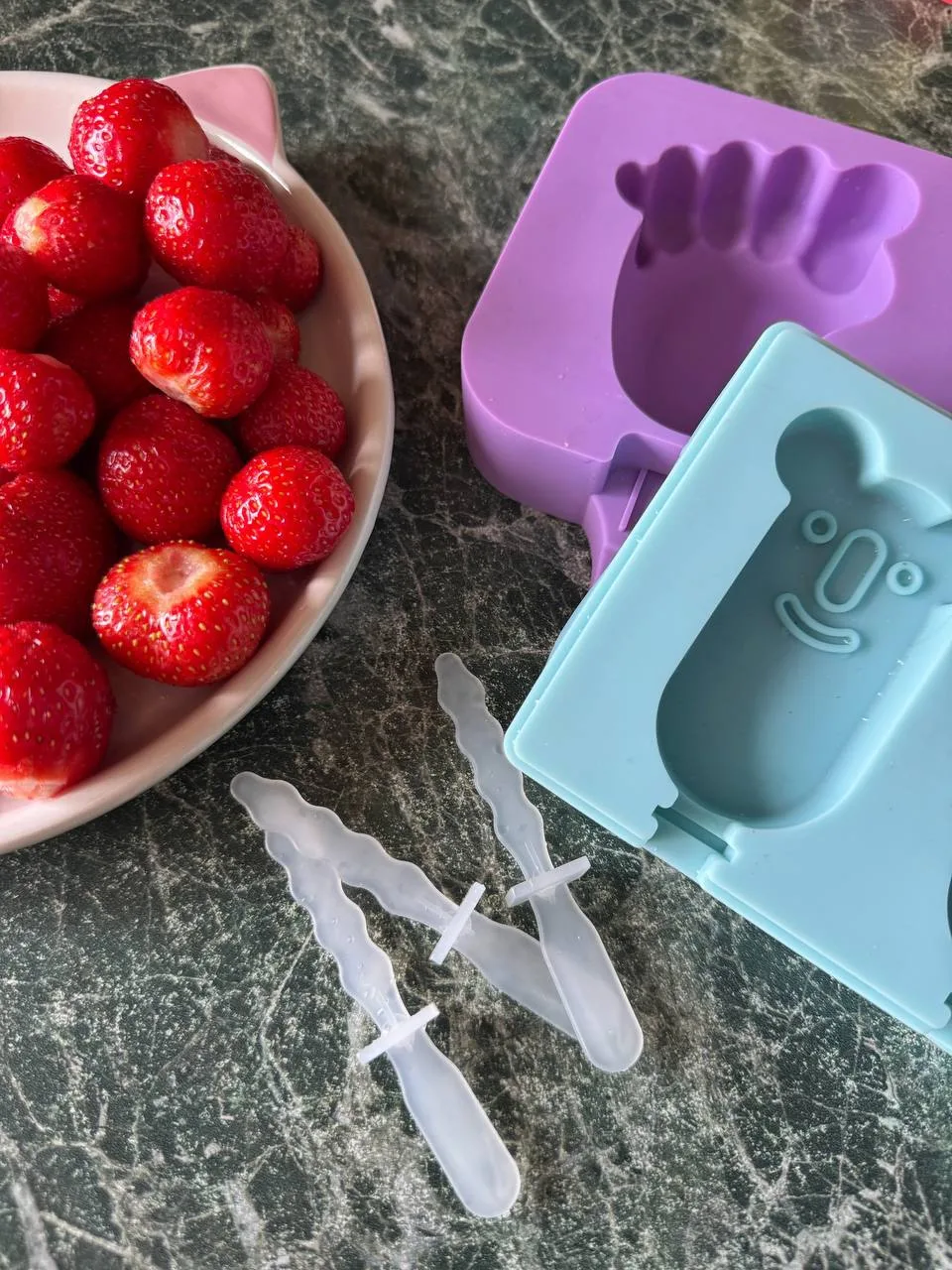 У бабушки уже поспели первые ягодки 🍓

Из которых мы сразу сделали домашнее мороженое:
👉 200 мл сл