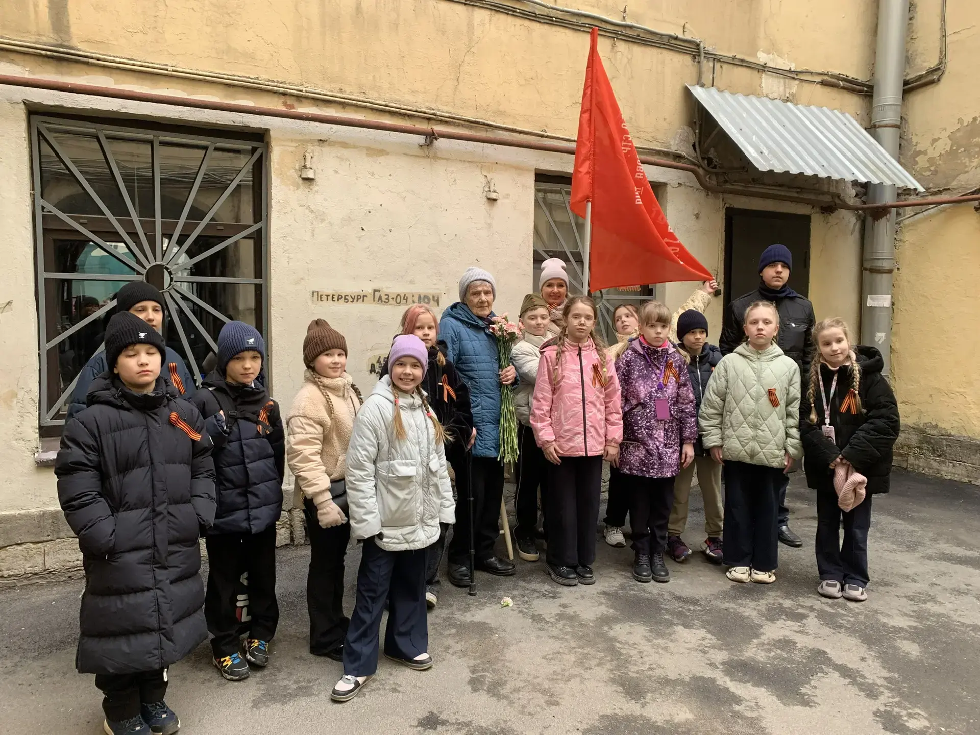 В преддверии великого Дня Победы ученики 564 школы навестили и поздравили Валентину Фёдоровну Худоеш