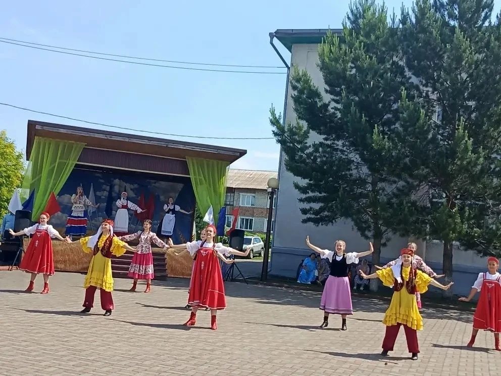 На центральной площади посёлка  Ижморский состоялось торжественное мероприятие, посвящённое одному и