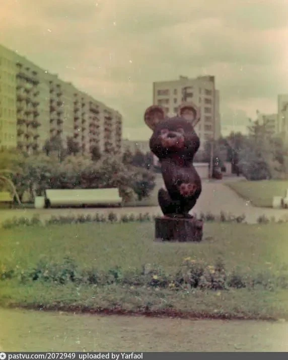 Олимпийский мишка в сквере у перекрёстка Будапештской и Турку, 1980-1989г.