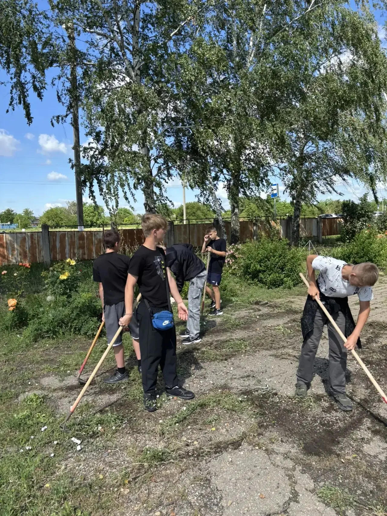 Трудовая практика в ЛТО идет полным ходом!
Ребята наводят порядок на пришкольной территории! 
#МБОУС