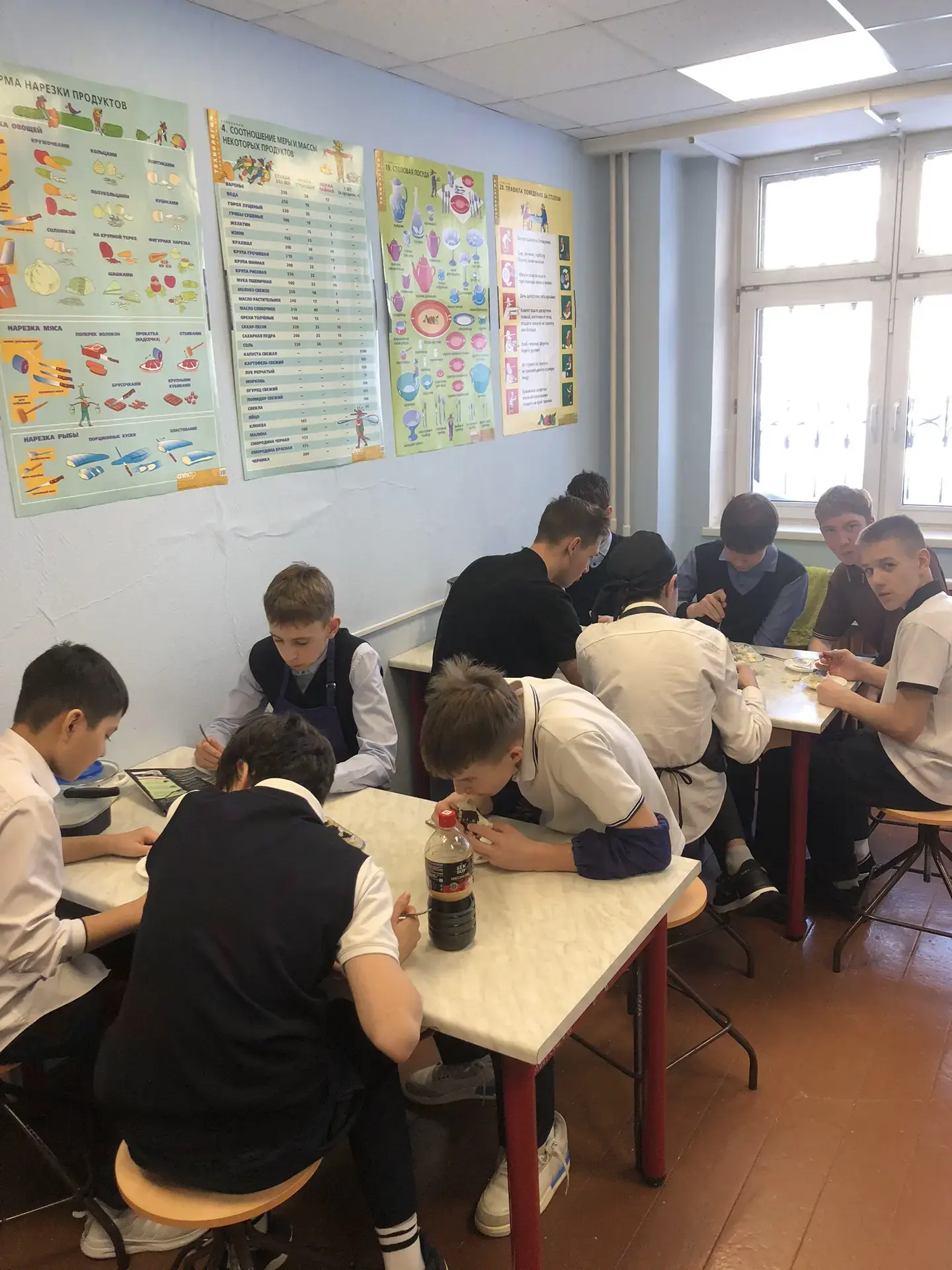 🍳 Уроки кулинарии вышли на новый уровень!  С этого учебного года наши ребята осваивают азы кулинарно