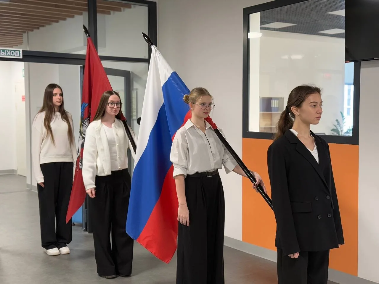 Торжественная линейка 🇷🇺   Еженедельная торжественная линейка стала неотъемлемой частью школьной жиз