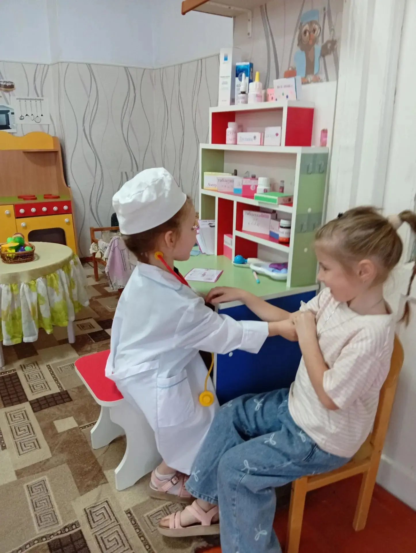 Сюжетно-ролевая игра всегда привлекала ребят-дошколят. Очень любят дети играть в "Дочки...