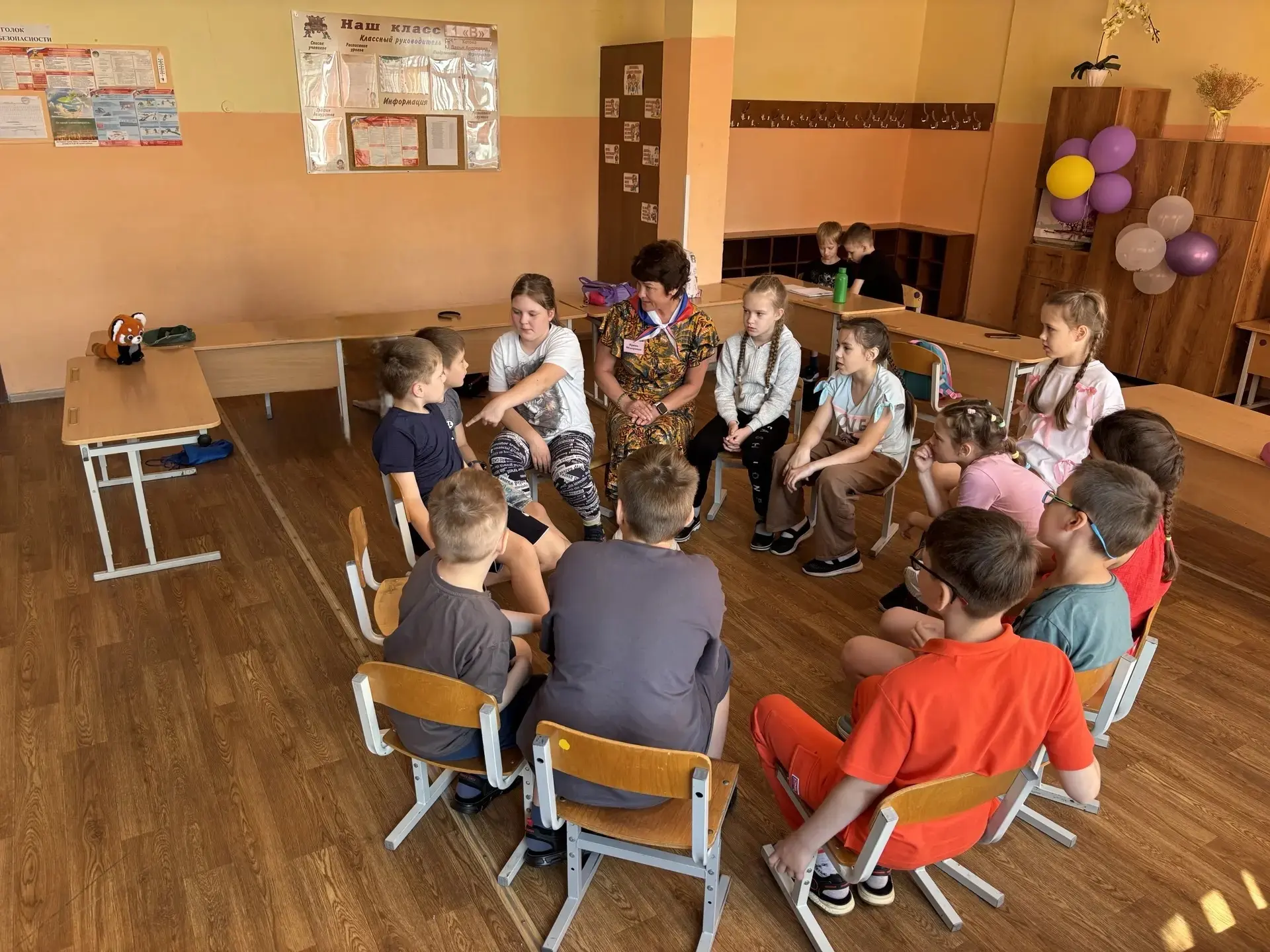 ​🇷🇺 Стартуем ярко: День России и гости у пожарных!

​Сегодня в нашем летнем школьном лагере началс