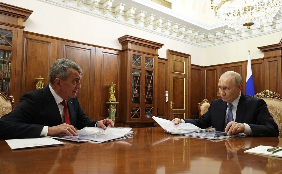 Владимир Путин провел рабочую встречу с главой Северной Осетии Сергеем Меняйло.

Главное:

— в респу