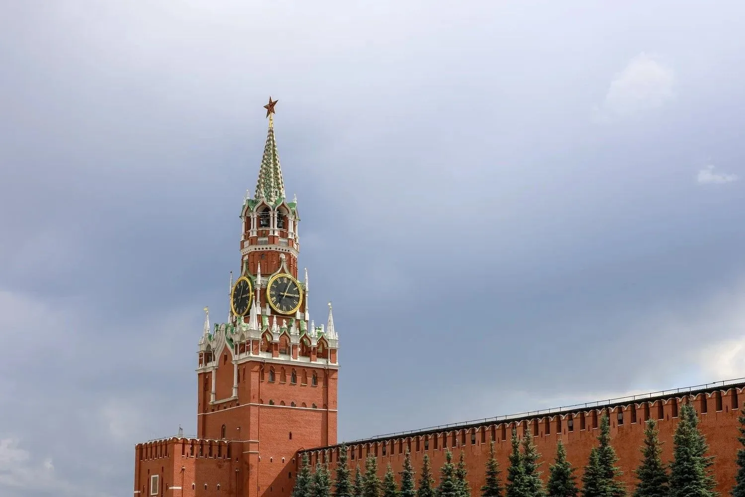 ВЦИОМ: Владимиру Путину доверяют 71,6% опрошенных россиян, одобряют его работу на посту...