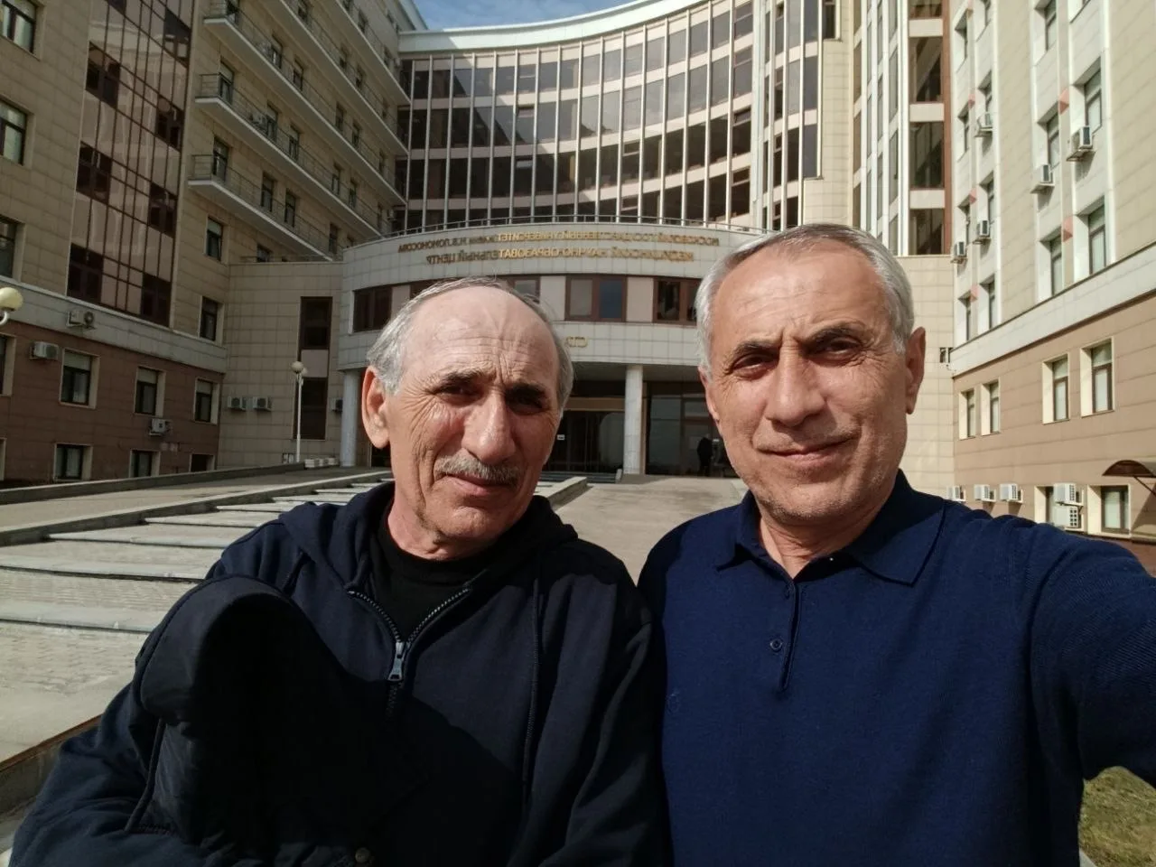 Родной брат папы приехал к нему☺️. Гуляют по территории , отчеты мне шлют 😅  Папу завтра никто не вы