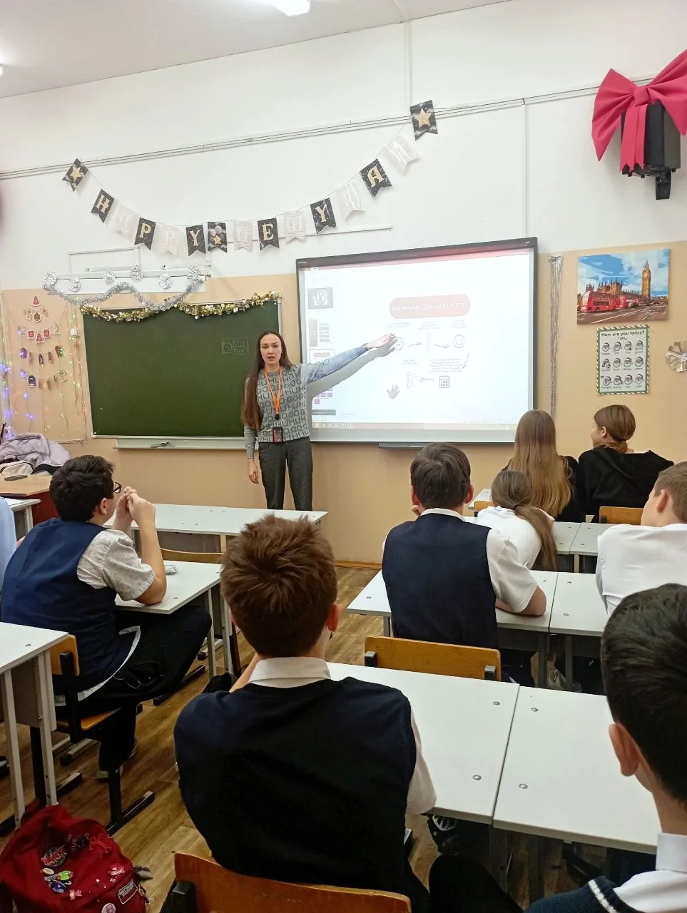 В 8 Е классе прошло важное занятие. Вместе с экспертами организации «Стоп! Угроза» ребята искали отв