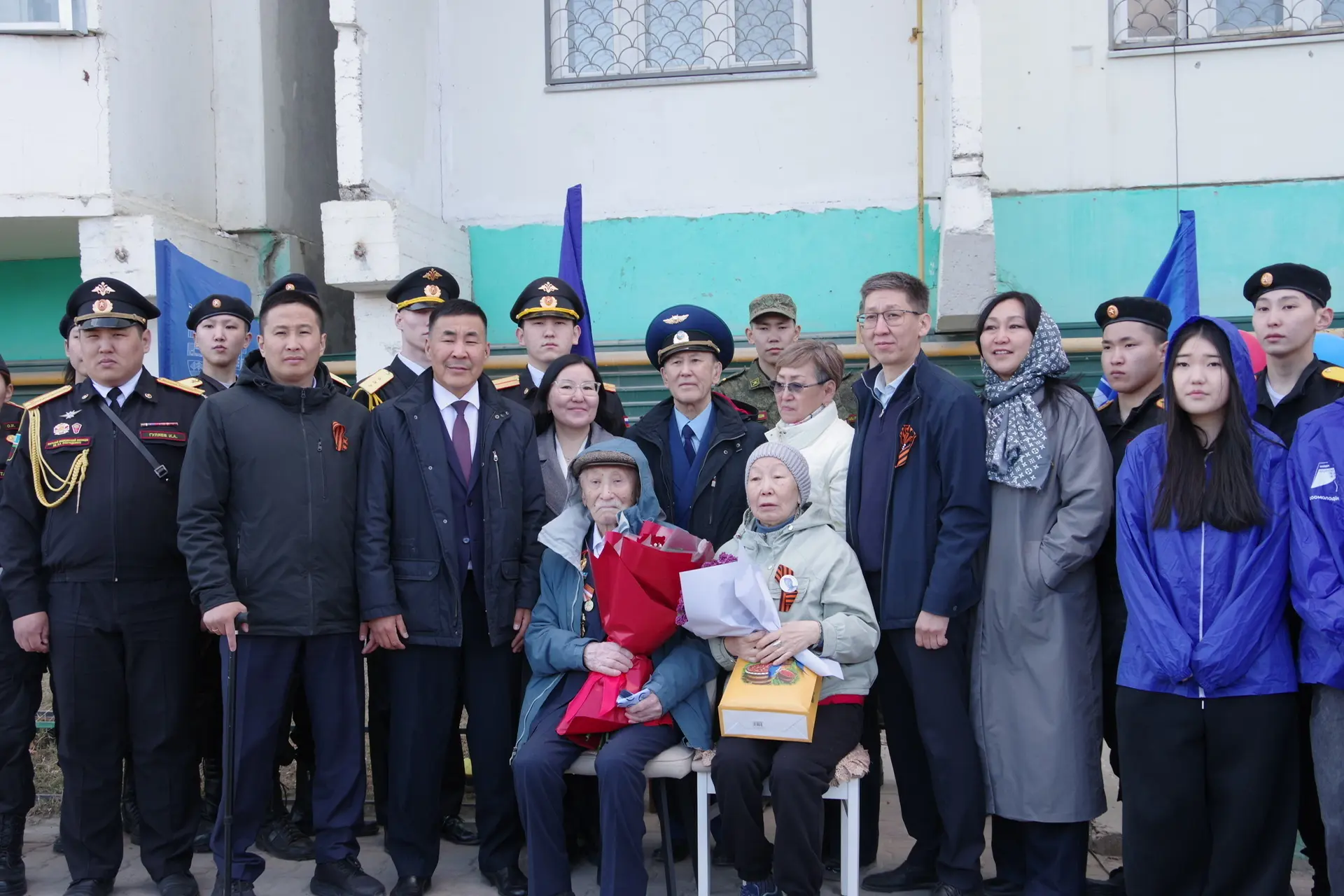 🤩 В Якутске поздравили участника Великой Отечественной войны в рамках акции «Поём двором»  В преддве