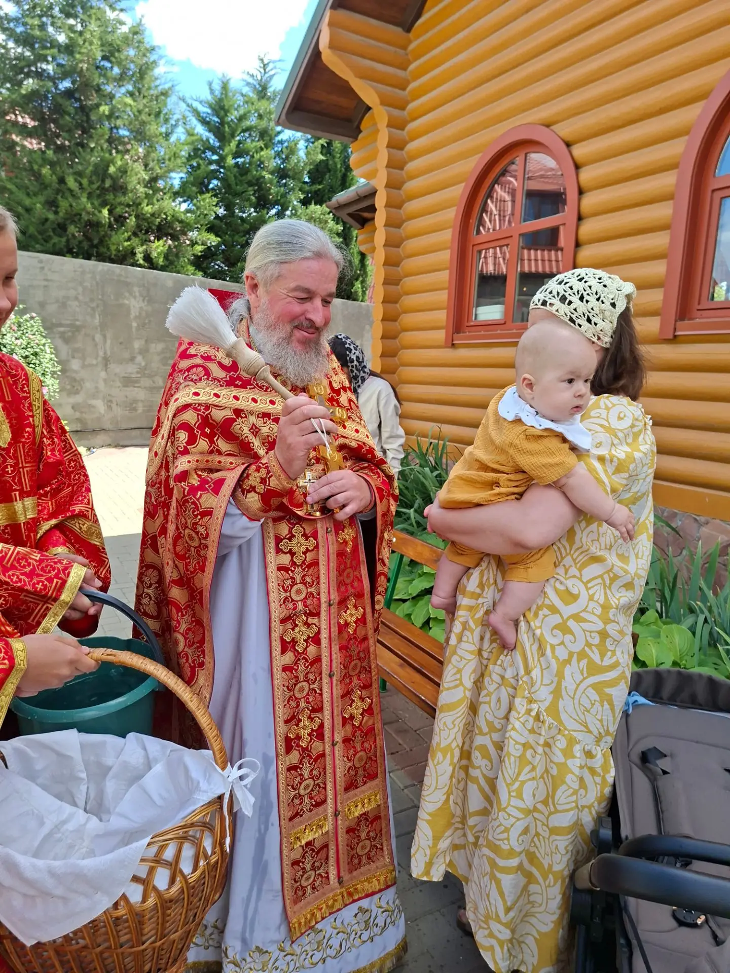 Всегда очень приятно фотографировать лица прихожан в момент освящения земных плодов. Ка...
