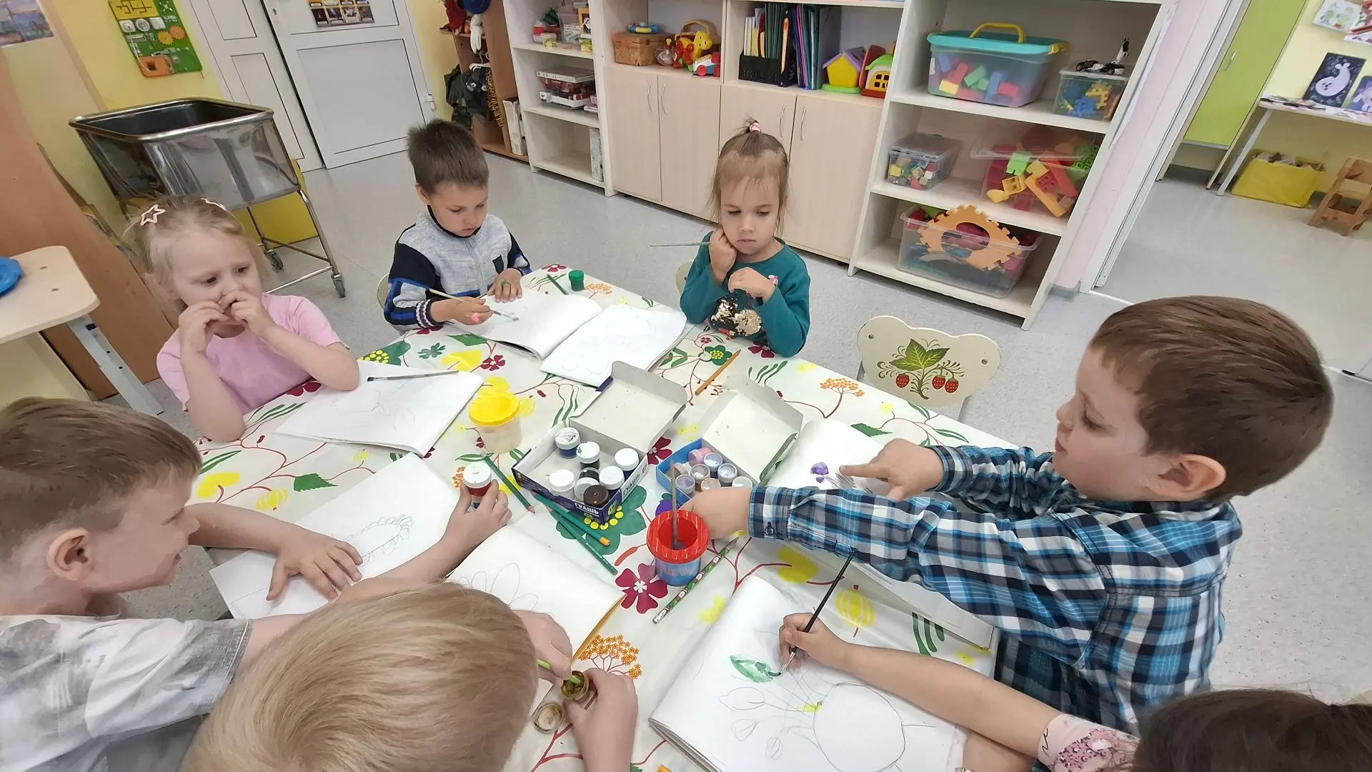 Фиолетовой, белой, лиловой,