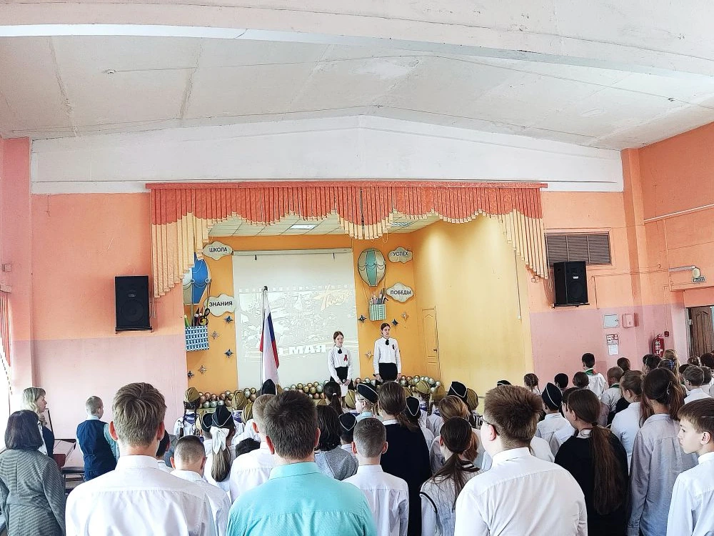 🌟 Память, которая объединяет  Сегодня в школе царила атмосфера уважения и гордости. 🎖️ На линейке, п