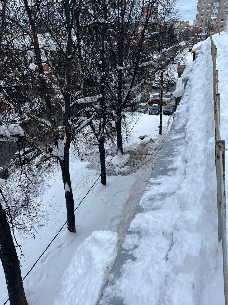 Ежедневно проводятся работы по очистке кровель от снега, наледи и сосулек. ❄  Просим вас с понимание