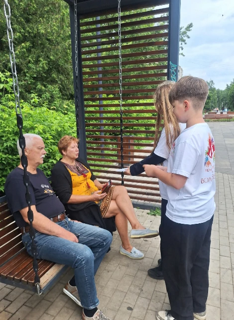 8 июля волонтёры Белоозёрского провели акцию "Любовь - это...".
Они поздравляли семьи с Днём семьи, 