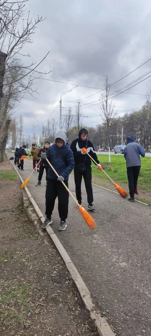 «У природы нет плохой погоды», — говорят те, кто сегодня вышел на общегородской субботник! 🌬🌧 Спасиб