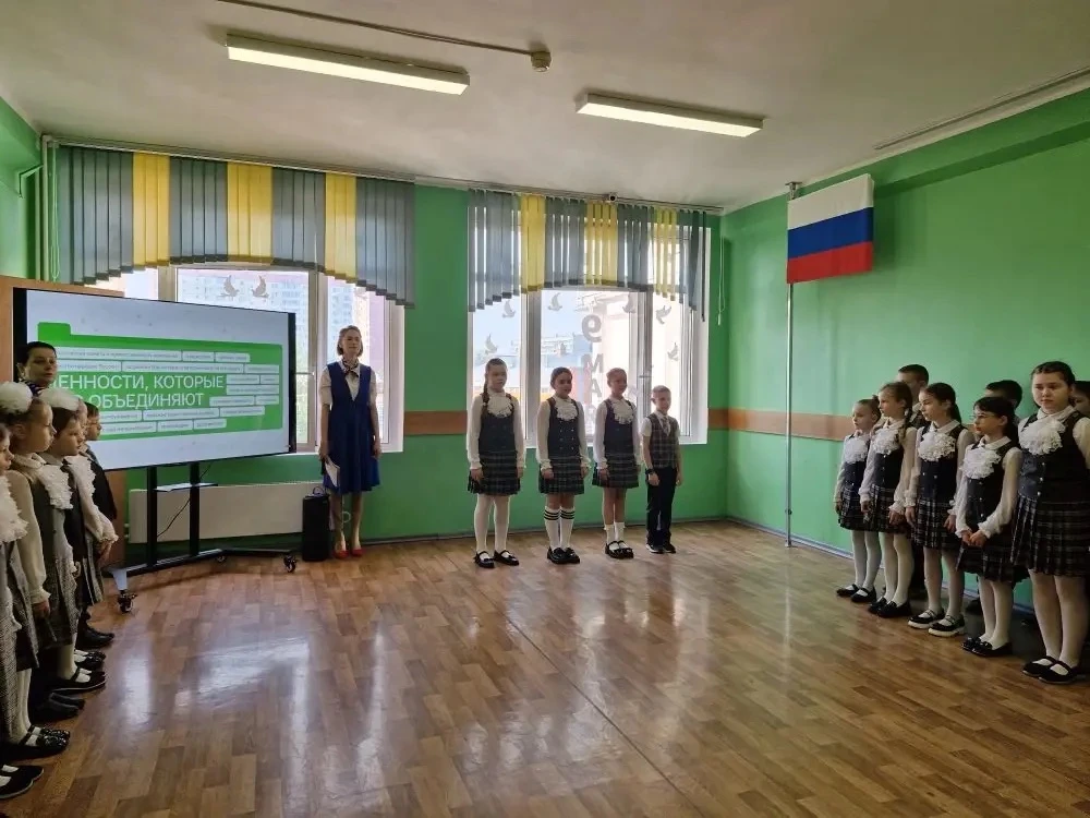 🇷🇺 Равнение на триколор!  Понедельник, 18 мая, в МБОУ СОШ № 9 начался с главного — торжественной лин
