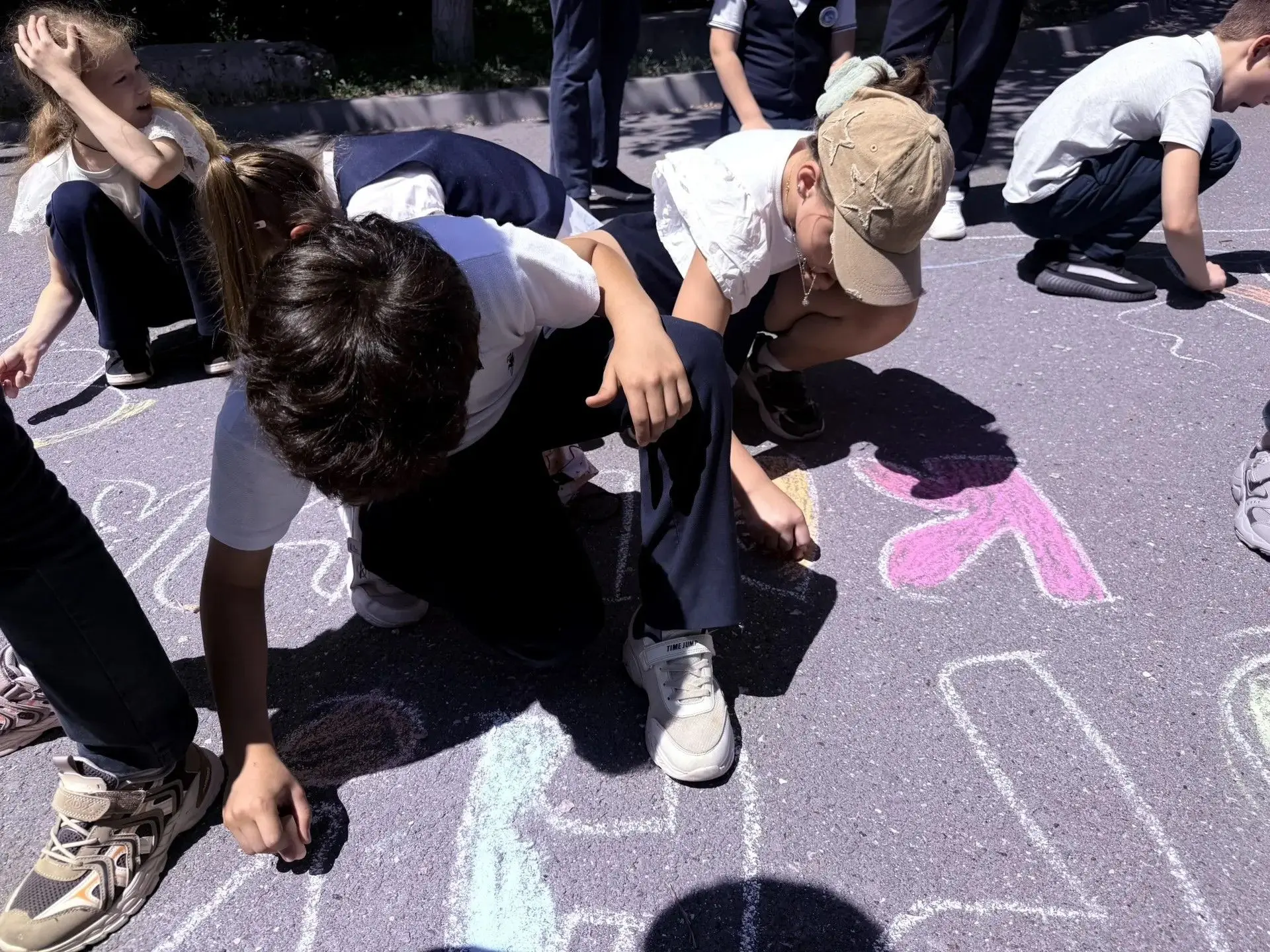 🎨 Урок ИЗО в 3В — на улице! В честь окончания учебного года ребята вышли на улицу и создали коллекти