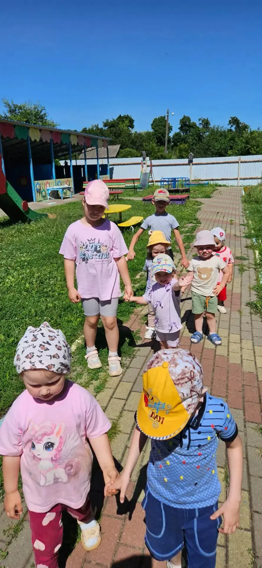 В гости к малышам пришли наши выпускники! Ева и Тимофей рассказывали и показывали ребятам, как нужно