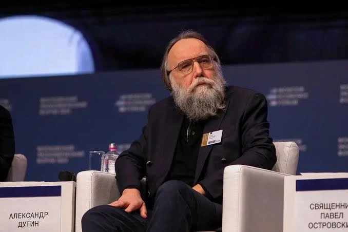 Мобилизовать «москвичей с Патриков» призвал философ Дугин. Он также сравнил «гуляющих на Патриках» с