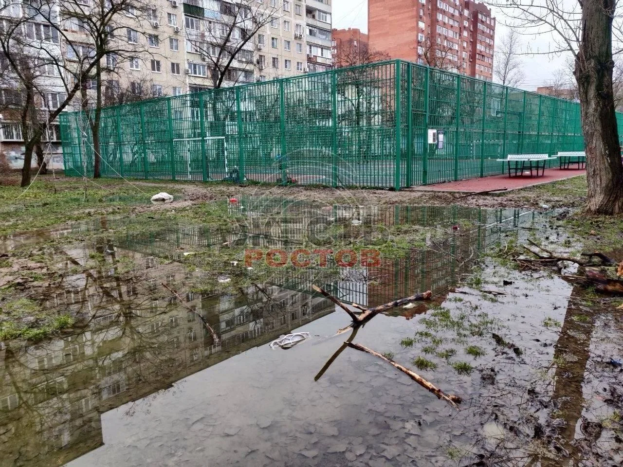 ⚡️ В Ростове после дождей затопило дорогу к спортплощадке