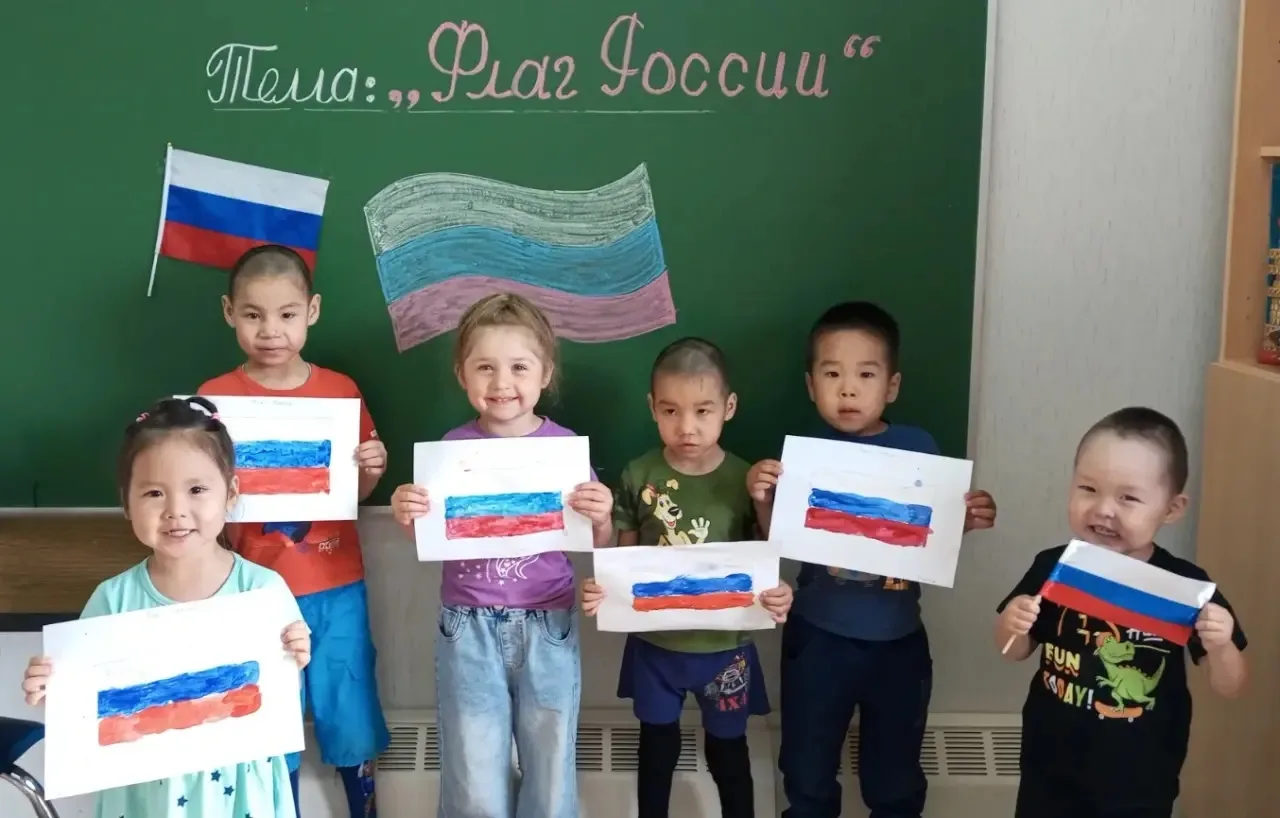 8 июня в детском саду МБОУ «ЦО» с. Анюйск, в преддверии празднования Дня России, дети р...