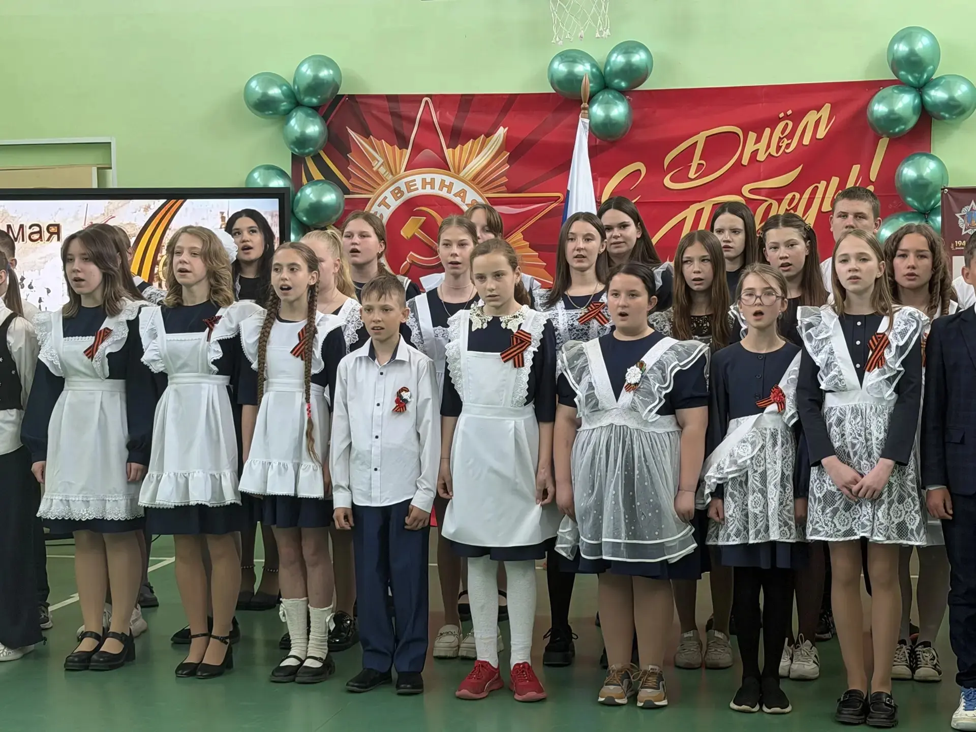 🇷🇺 Сегодня в нашей школе прошла торжественная линейка, посвященная Великой Победе во ...