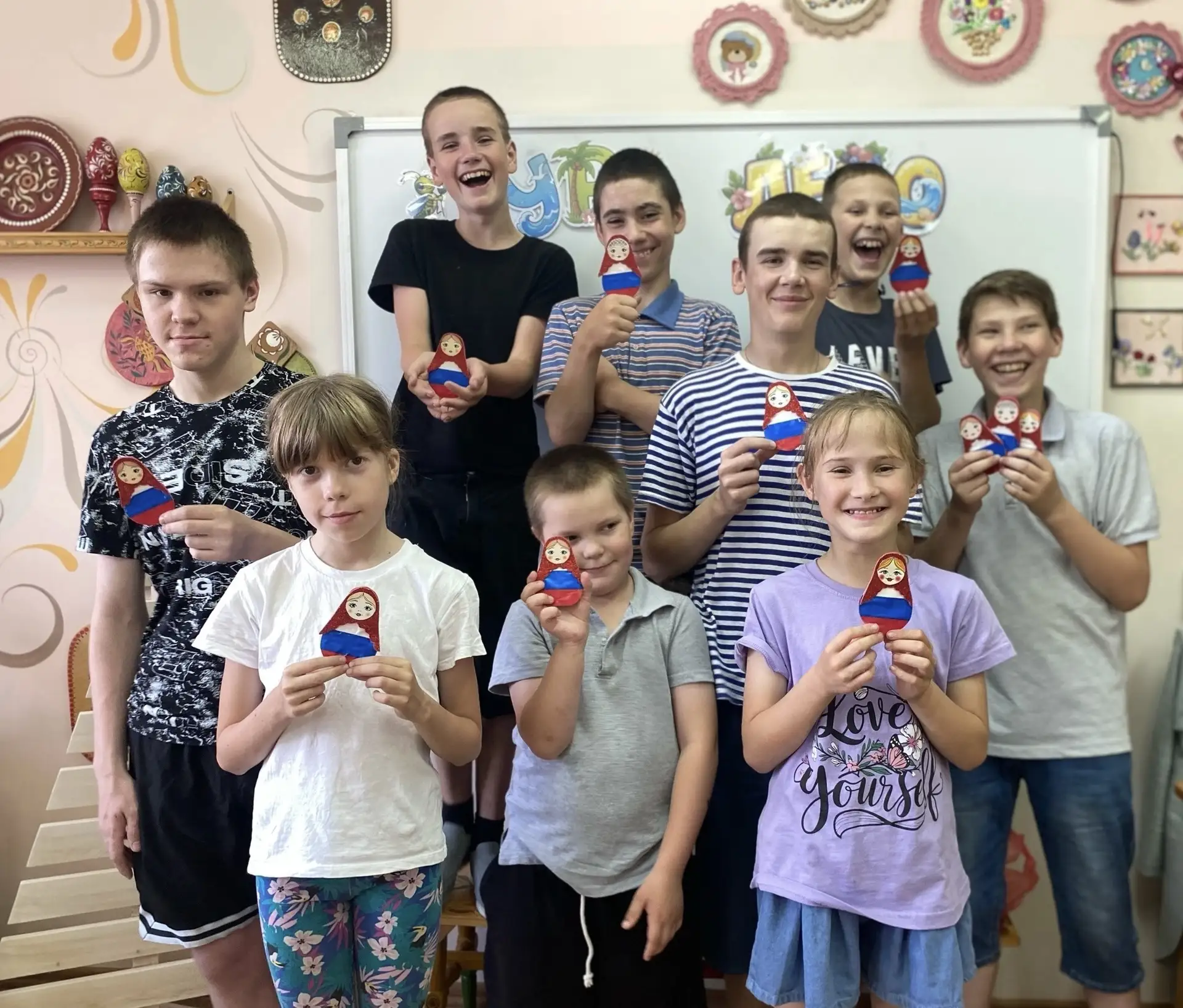 🤍💙♥️Накануне Дня России в школьном лагере «Дружба» прошел мастер – класс «Матрешка – ...