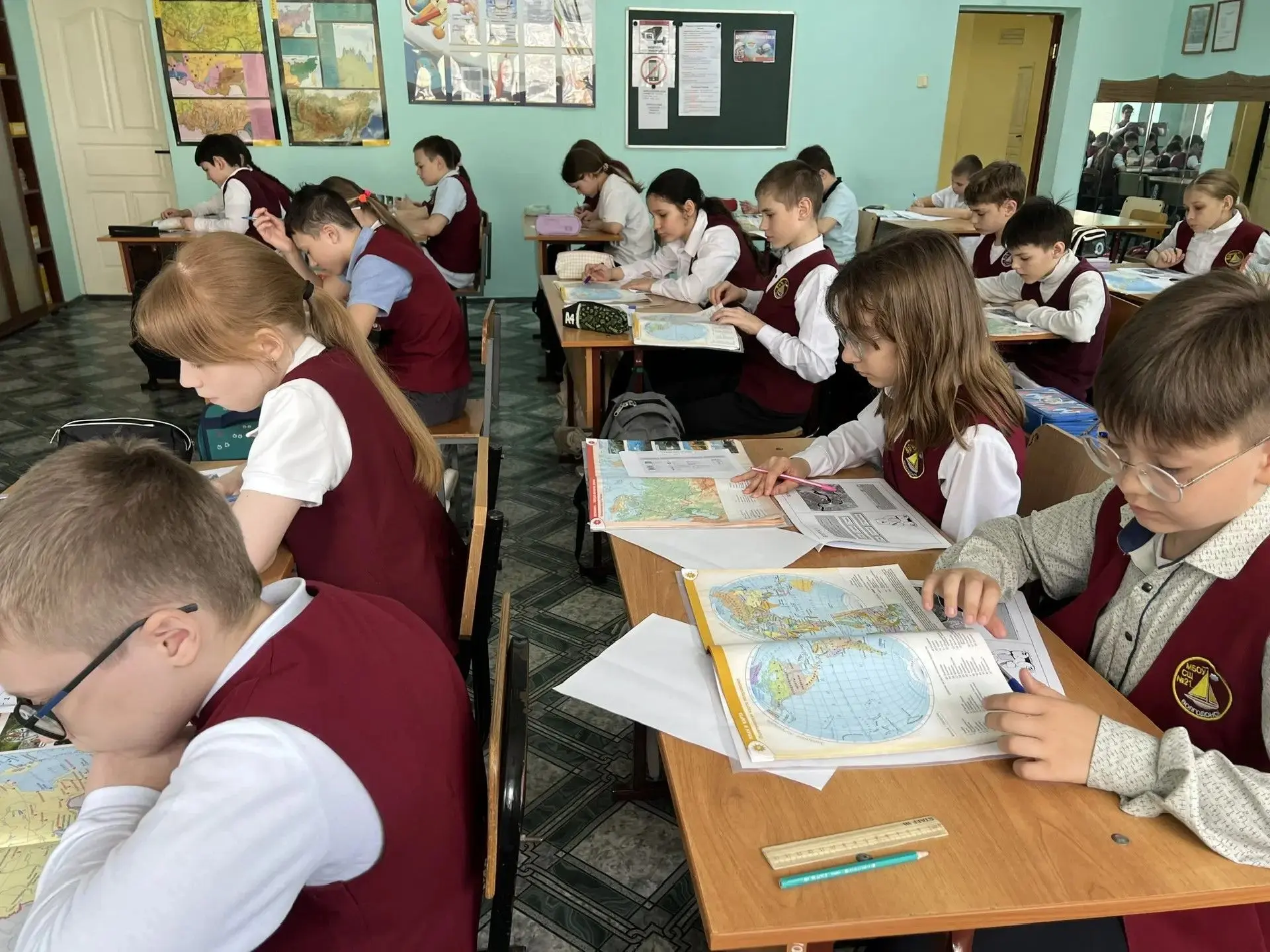 ДЕНЬ ГЕОГРАФИИ В ШКОЛЕ География - это удивительная наука, которая открывает перед нами мир во всем 