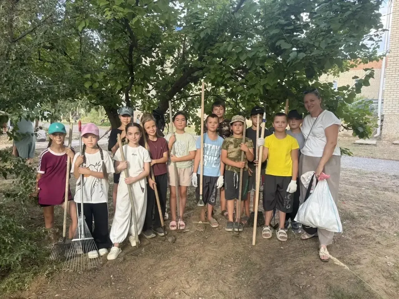 ✅В преддверии 1 сентября в нашей школе прошёл общешкольный субботник на пришкольном уча...